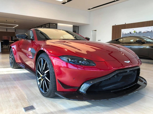Aston Martin V8 Vantage chính hãng nâng cấp gói độ cực độc