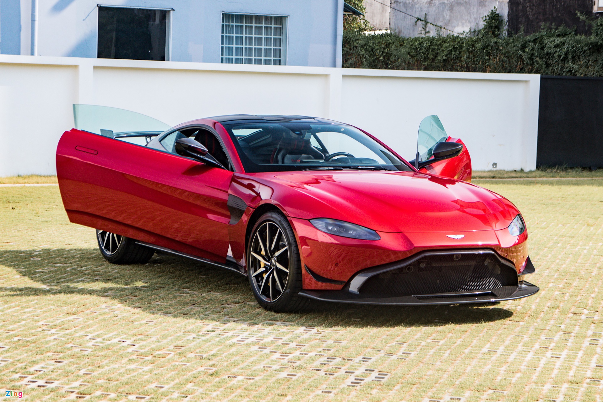Đại gia Minh Nhựa mua Aston Martin Vantage chính hãng với bodykit xe đua